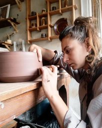Clara Lombard, céramiste, présentant une de ses tasses artisanale.